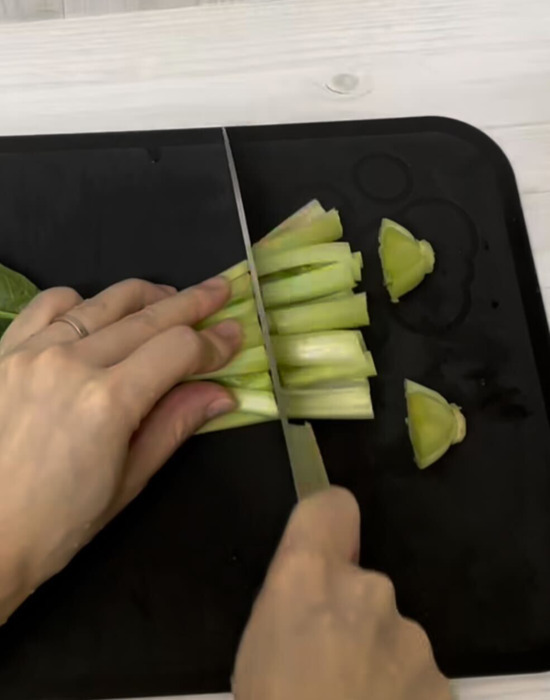 小松菜を切って冷凍するだけ？　ゆでないおひたしに「便利」「毎日食べたい」