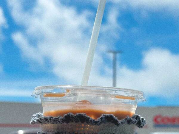 プラカップの結露、どうしてる？　手を濡らさないアイディアに「素敵」