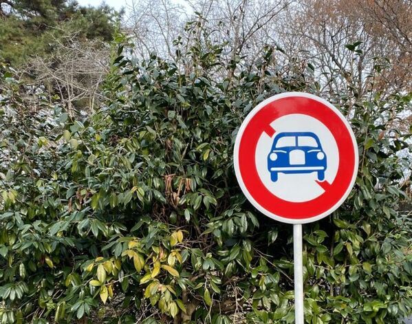 看板の言葉がただ事じゃない　山道で見た光景に「爆笑」「リアルすぎ」【4選】