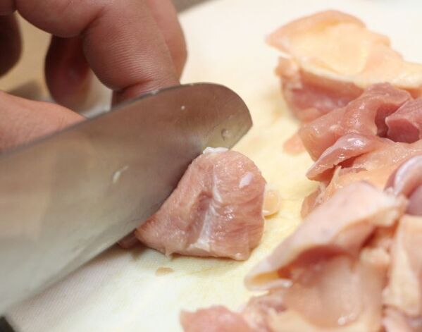 鶏もも肉が切れない原因は皮？　裏技に「目からウロコ」「ストレス消えた」【4選】