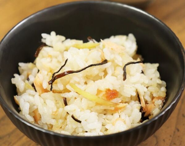 塩昆布を炊き込みご飯に？　味に「想像以上」「クセになる」【4選】