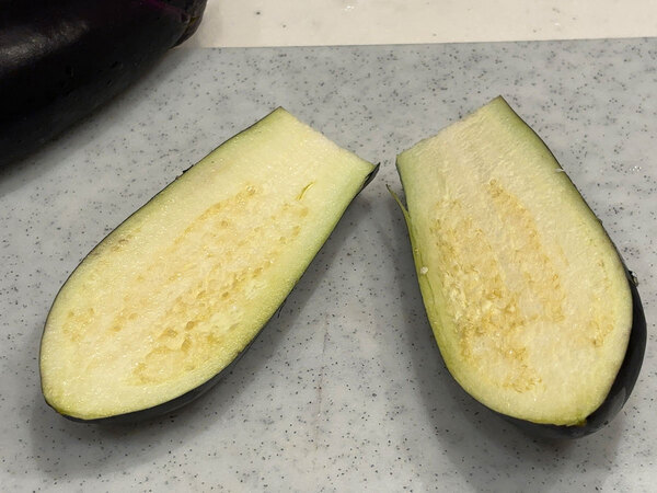 ロバート馬場の『ナス』レシピ　とろけるナスステーキに豚バラとニラのソースをかけるだけ