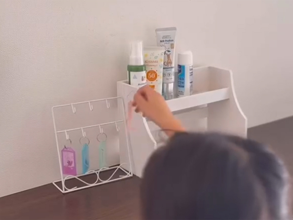 【100円ショップ】ランドセルにぶら下げるだけ！　子供の『持ち帰り忘れ』を防ぐアイディアが話題