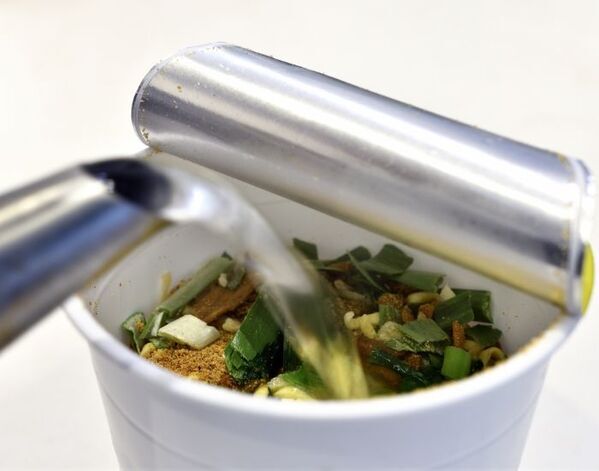 「カップ麺の蓋、押さえておいて」　友人の行動に「天才？」「迷惑？」【4選】