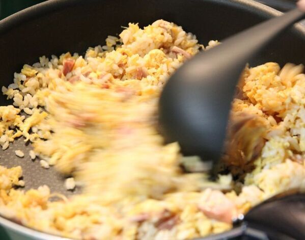 チャーハンをパラパラにする3つの方法　結果に「意外」「これは試す」【4選】