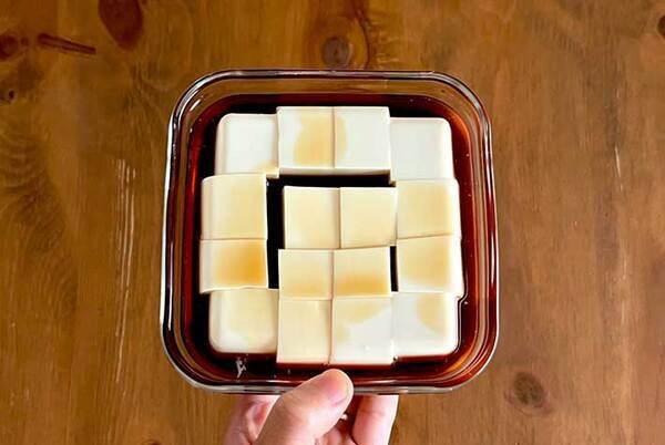 切った豆腐にめんつゆをかけて…　料理家おすすめの『漬け豆腐』に「その発想はなかった」【豆腐レシピ】