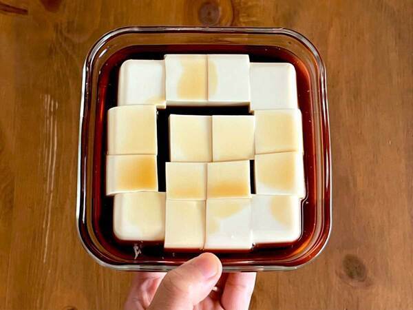 切った豆腐にめんつゆをかけて…　料理家おすすめの『漬け豆腐』に「その発想はなかった」【豆腐レシピ】