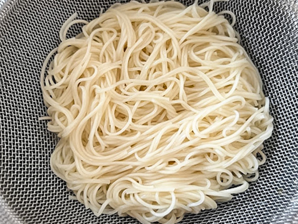 食べた夫が「意外とアリかも！」　めんつゆに飽きたら試したいコーンスープそうめんのレシピ