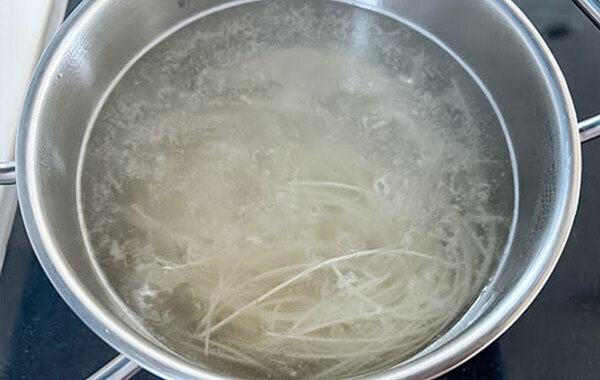 食べた夫が「意外とアリかも！」　めんつゆに飽きたら試したいコーンスープそうめんのレシピ