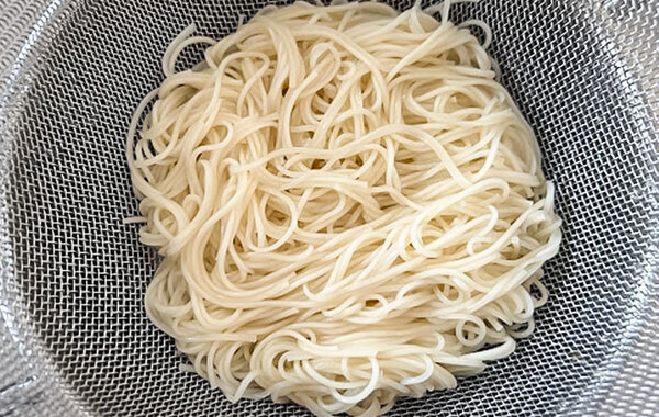 食べた夫が「意外とアリかも！」　めんつゆに飽きたら試したいコーンスープそうめんのレシピ