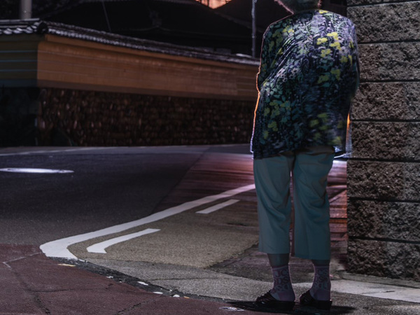 住宅街で花火を見るおばあちゃん、手には『家族の写真』　後ろ姿に「涙腺崩壊した」