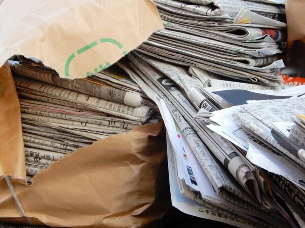 新聞紙を水で溶かして巻くだけで『紙薪』に　防災アイディアに「助かる！」「覚えておく」【4選】