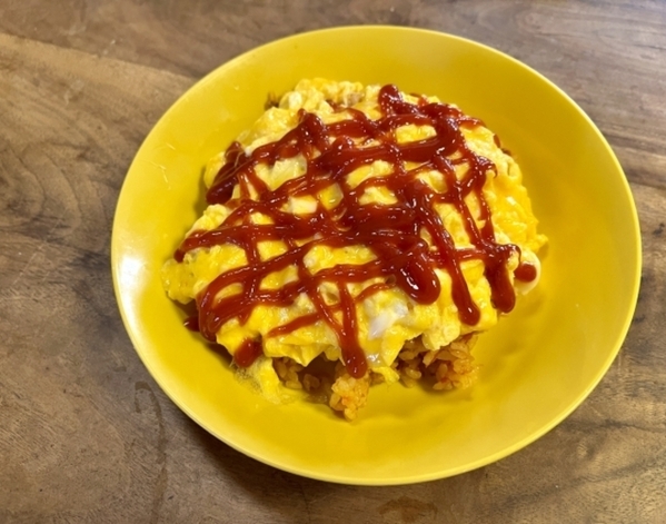 「平日の夜はこれでいい」　電子レンジにおまかせの『ふわとろオムライス』レシピ【4選】