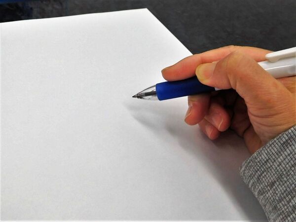 「手に取れないんだけど…」　人気アイス『MOW』のだまし絵に「本物すぎて混乱」【4選】