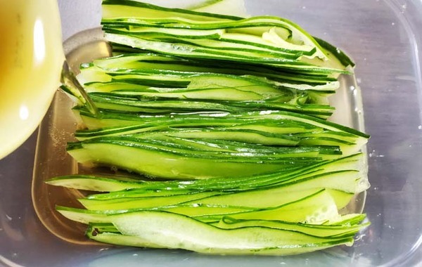 キュウリの浅漬け　斜め切りではなく…「最高の食感」「箸が止まらない」【簡単レシピ】