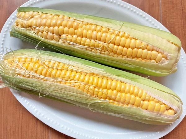 フライパンと電子レンジどっちがいい？　トウモロコシのゆで方、2つを比べてみると…？