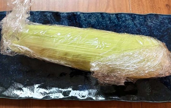フライパンと電子レンジどっちがいい？　トウモロコシのゆで方、2つを比べてみると…？