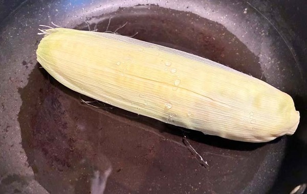 フライパンと電子レンジどっちがいい？　トウモロコシのゆで方、2つを比べてみると…？