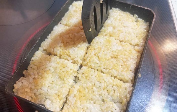 握らない焼きおにぎり　作り方に「子供が絶賛」「冷凍より好きかも！」