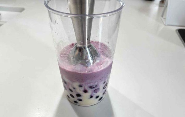 バニラアイスとヨーグルトを混ぜて…？　自宅で作れる飲み物に子供大興奮！【簡単レシピ】