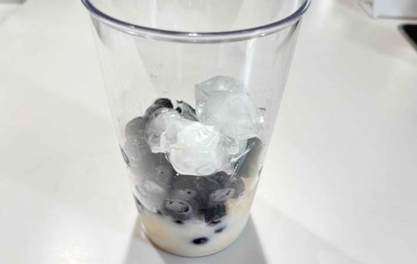 バニラアイスとヨーグルトを混ぜて…？　自宅で作れる飲み物に子供大興奮！【簡単レシピ】