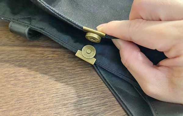 トートバッグの悩みを解決！　セリアで買った『マグネットホック』に「大満足」「不安なくなった」