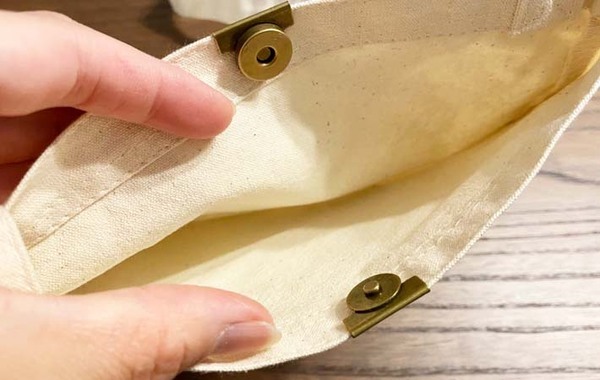 トートバッグの悩みを解決！　セリアで買った『マグネットホック』に「大満足」「不安なくなった」