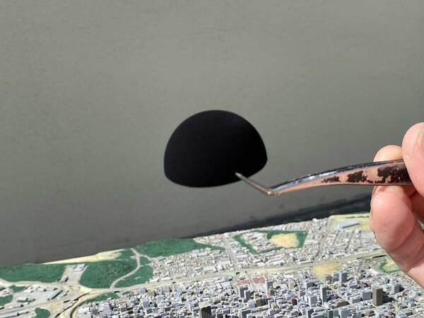 ジオラマにピンポン球を置いた結果『ただならぬ雰囲気』に…　写真に「物語が始まりそう」