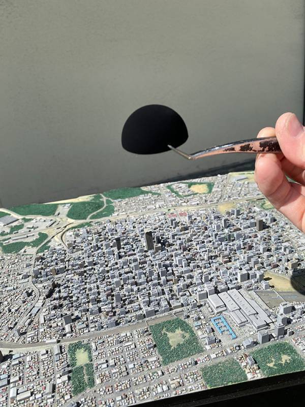 ジオラマにピンポン球を置いた結果『ただならぬ雰囲気』に…　写真に「物語が始まりそう」