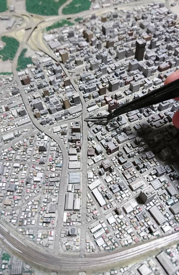 ジオラマにピンポン球を置いた結果『ただならぬ雰囲気』に…　写真に「物語が始まりそう」