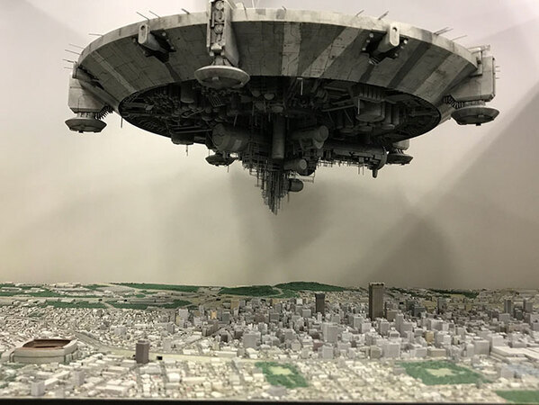 ジオラマにピンポン球を置いた結果『ただならぬ雰囲気』に…　写真に「物語が始まりそう」