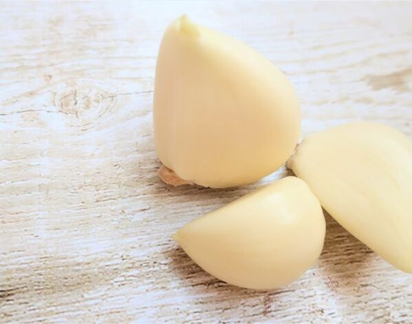 ニンニクの皮むきが秒で終わる！　レンジの裏技に「知らなかった」「助かる」【4選】