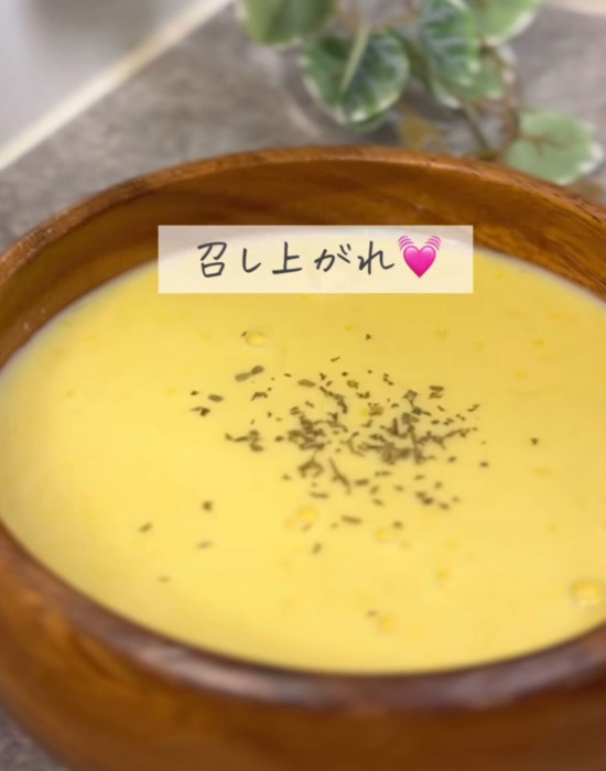 レンジもブレンダーも不要！　簡単すぎる『トウモロコシスープ』に「天才の発想」「夏ずっとやる」