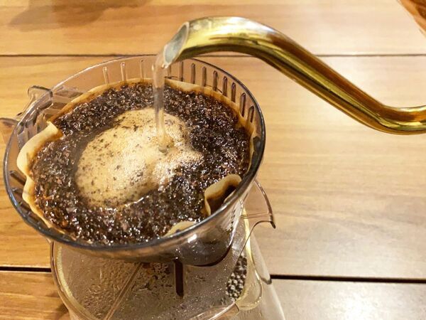 残りかすで虫が寄らない！　コーヒー粉の使い道に「エコで最高」「助かる」【4選】
