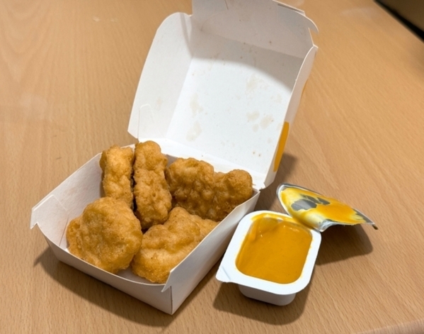 「余ったナゲットがごちそうに？」　驚きのアレンジに「天才すぎ」「今すぐやる」【4選】