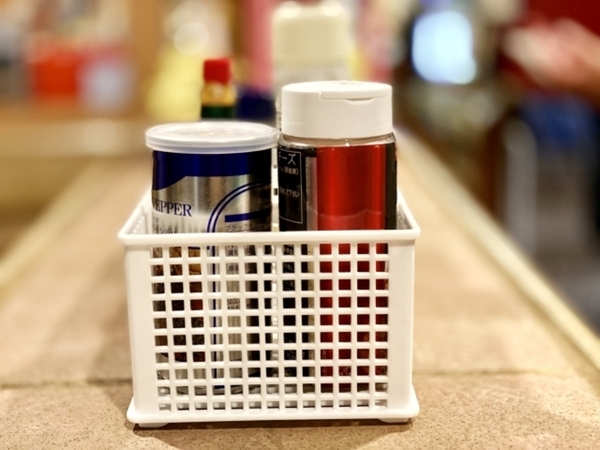 100均の調味料ホルダー　使い方に「知らなかった」「早速やる」【収納アイディア4選】