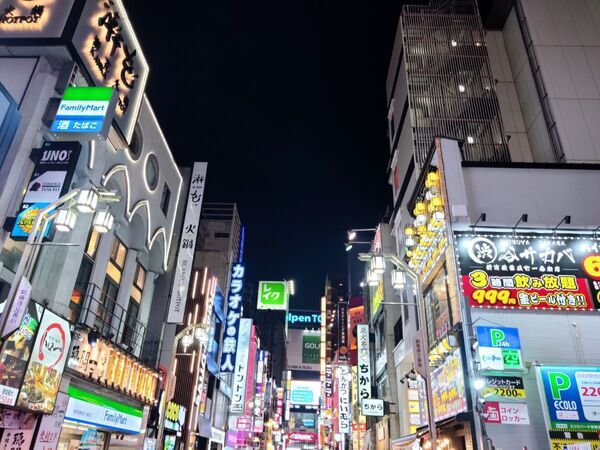 「帰れないじゃん」　ジムの隣に立つ看板に「悪魔の誘惑」「ある意味最強」【街の看板4選】