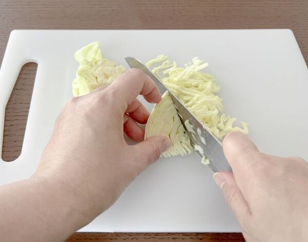 キャベツ1玉の切り方に「便利すぎる」「料理がラクになった」【野菜の切り方4選】
