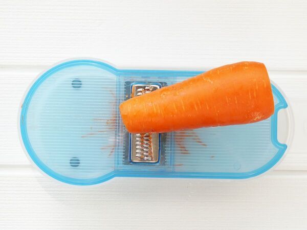 ニンジンを安全に切るなら？　スライサー活用法に「知らなかった」「便利すぎる」【キッチン用品の活用法4選】