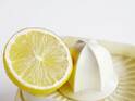 「搾り器よりラク！」　レモン絞りの裏技に「目からウロコ」「やってみる」【便利な下処理4選】