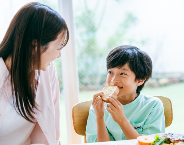 傘を受け取った息子が見せた行動に「まさかの展開」「和んだわ」【予想外の行動4選】