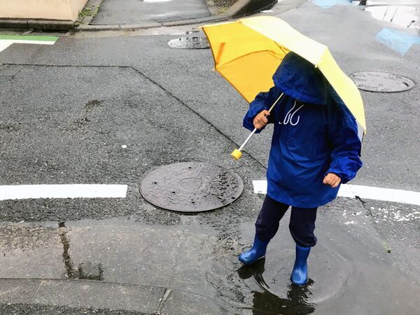 傘を受け取った息子が見せた行動に「まさかの展開」「和んだわ」【予想外の行動4選】