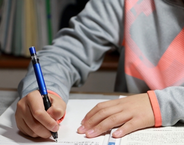 音読を始めた瞬間に現れた弟たち　反応に「爆笑した」「ほっこりした」【子供の宿題4選】