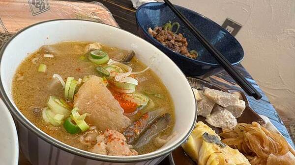 【家庭菜園】ジップロックでニンジンとゴボウを育てた結果　収穫の光景に「すごく立派！」