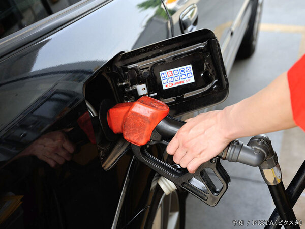 「暑くてエアコン切りたくない…」　ガソリン給油時、エンジンを止めるのはなぜ？