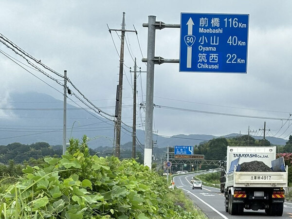 【地方あるある】のどかな道路の左側を見ると…　「物理的に通れねぇ」「夏はどうしようもない」