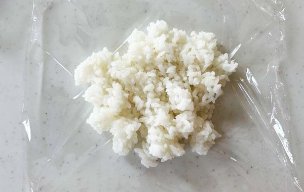 【子供が大喜び】冷凍食品を活用！　おにぎりレシピを紹介