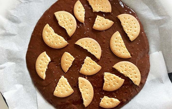 オーブンは使わない！　森永製菓が教える、身近な材料だけで作る“しっとりブラウニー”のレシピ