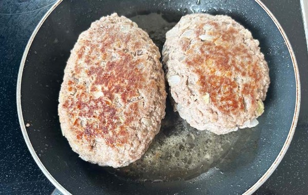 いつもと一味違います！　卵入りハンバーグのレシピが「簡単で嬉しい！」