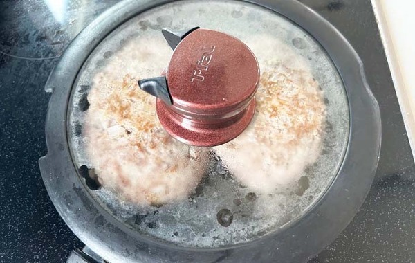 いつもと一味違います！　卵入りハンバーグのレシピが「簡単で嬉しい！」